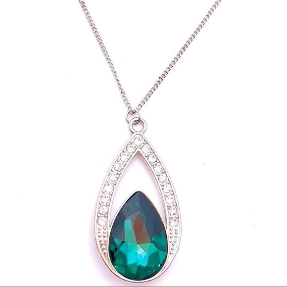 NWOT Green Teardrop Rhinestone Pendant Silvertone Necklace - Picture 1 of 3